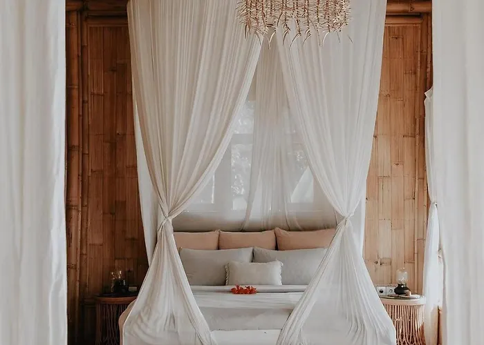Luxury Nyan Bamboo House Sidemen Villa