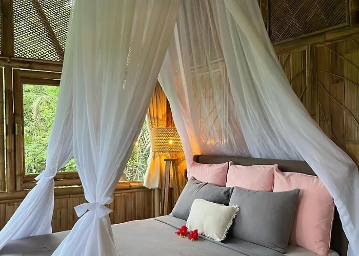 Luxury Nyan Bamboo House Sidemen فيلة Selat