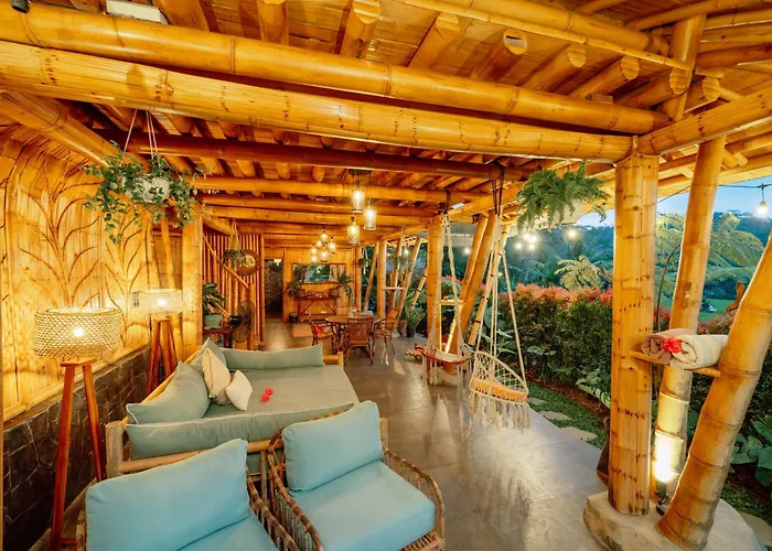 Luxury Nyan Bamboo House Sidemen